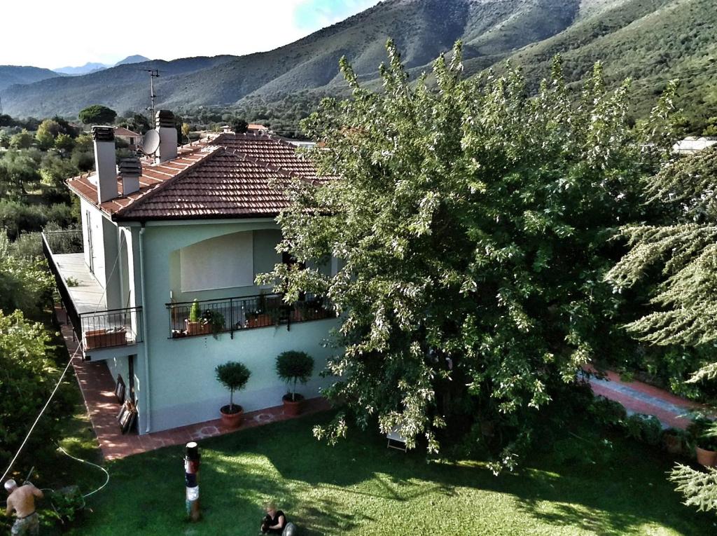 eine Luftansicht eines Hauses mit Bergen im Hintergrund in der Unterkunft Independent apartment with a fabulous patio - Casa Penny in Cisano sul Neva