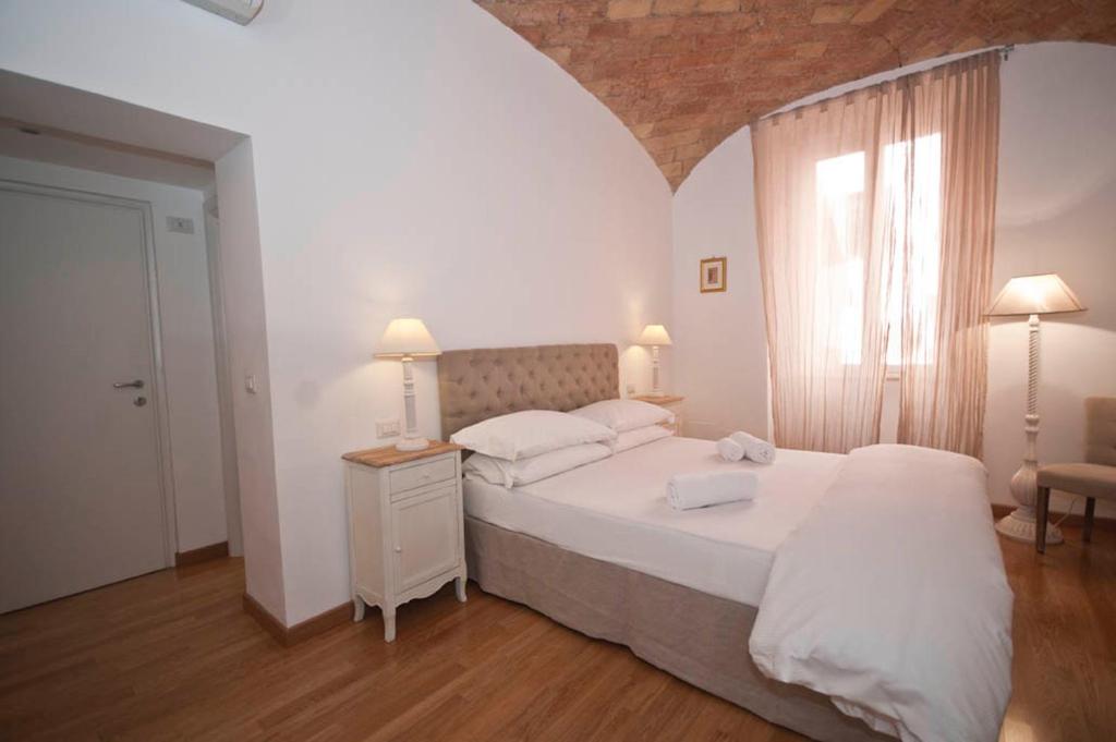 Łóżko lub łóżka w pokoju w obiekcie La finestra sul Colosseo B&B 1
