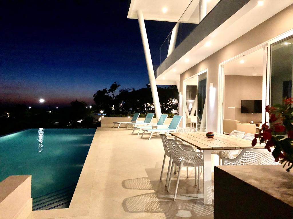 uma villa com piscina à noite em VillaCasaBella Ocean View-Private Pool-Up to 12 Guests em Willibrordus