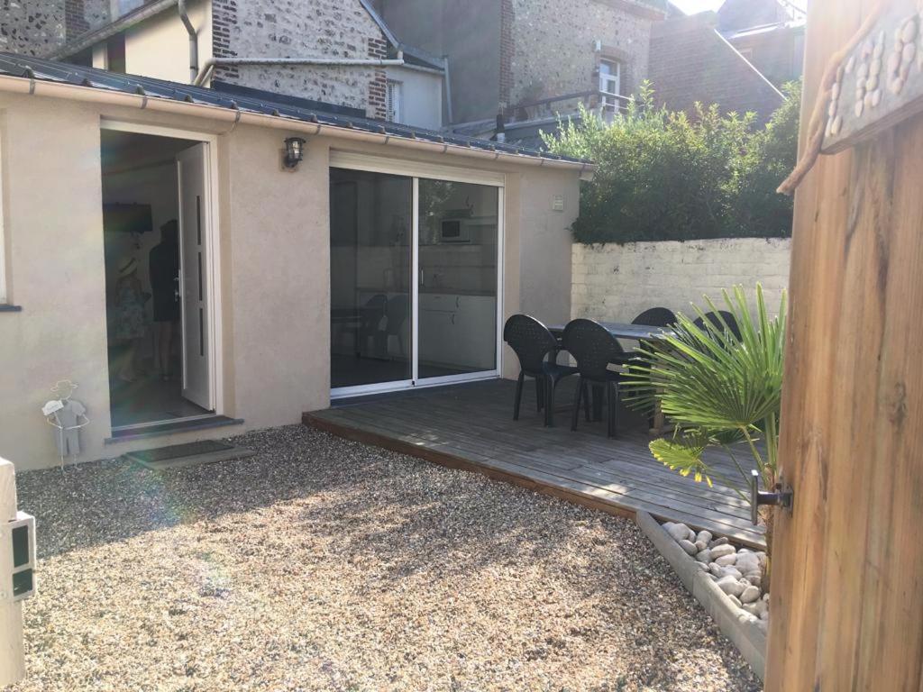 d'une terrasse avec des chaises et une table dans la cour. dans l'établissement L'Ilot, à Fécamp