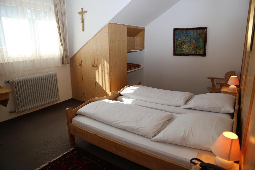 Postel nebo postele na pokoji v ubytování Klostergasthof Maria Eck