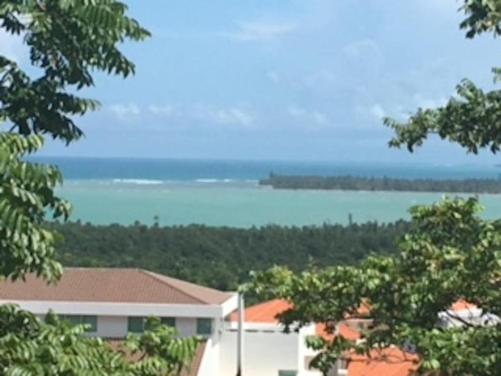 Cette maison offre une vue sur l'océan. dans l'établissement PR-Paradise,Near Beach2-Bedroom-APT 1-Parkng, Wi-FI, à Río Grande