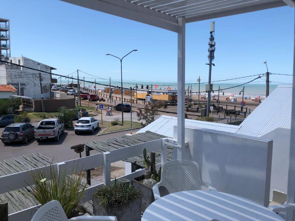 蒙德海莫茲的住宿－Al Mare，一个带椅子的阳台,享有海滩美景