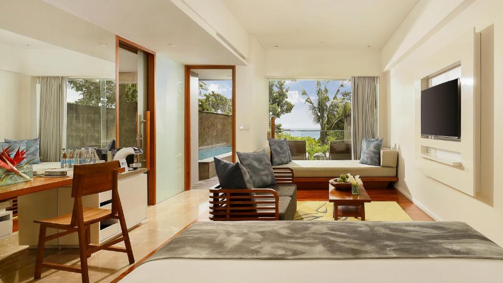 TV a/nebo společenská místnost v ubytování Maya Sanur Resort & Spa