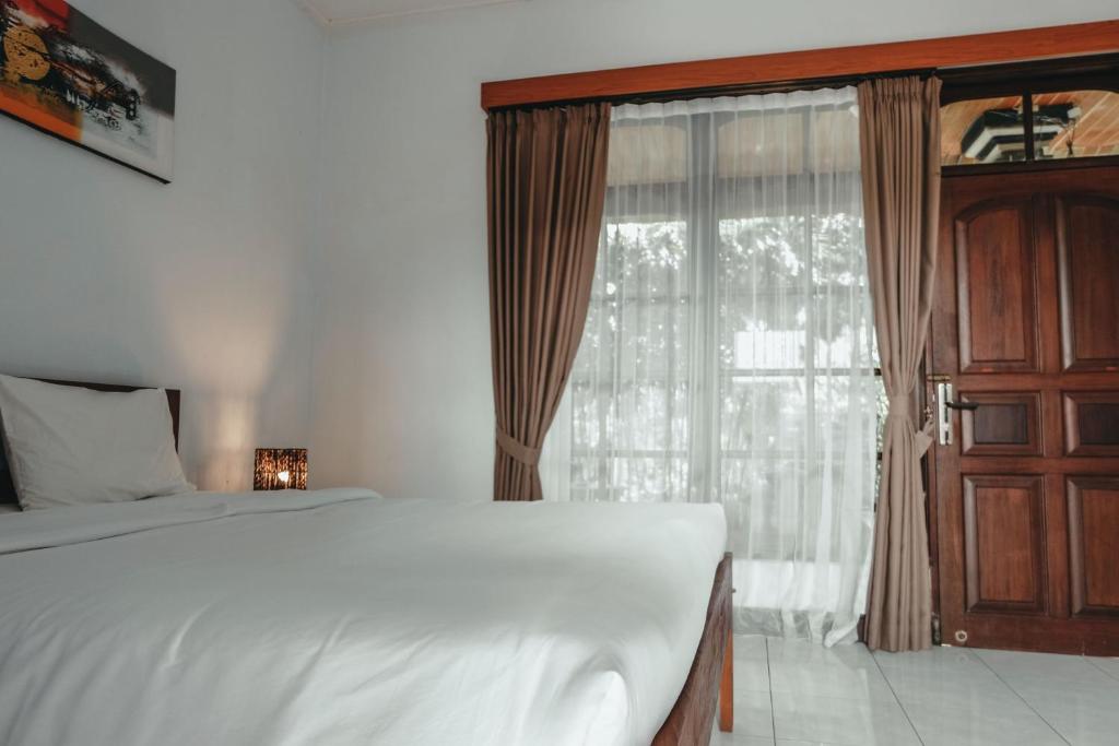 Postel nebo postele na pokoji v ubytování Sekar Arum Riverside Resort in Canggu