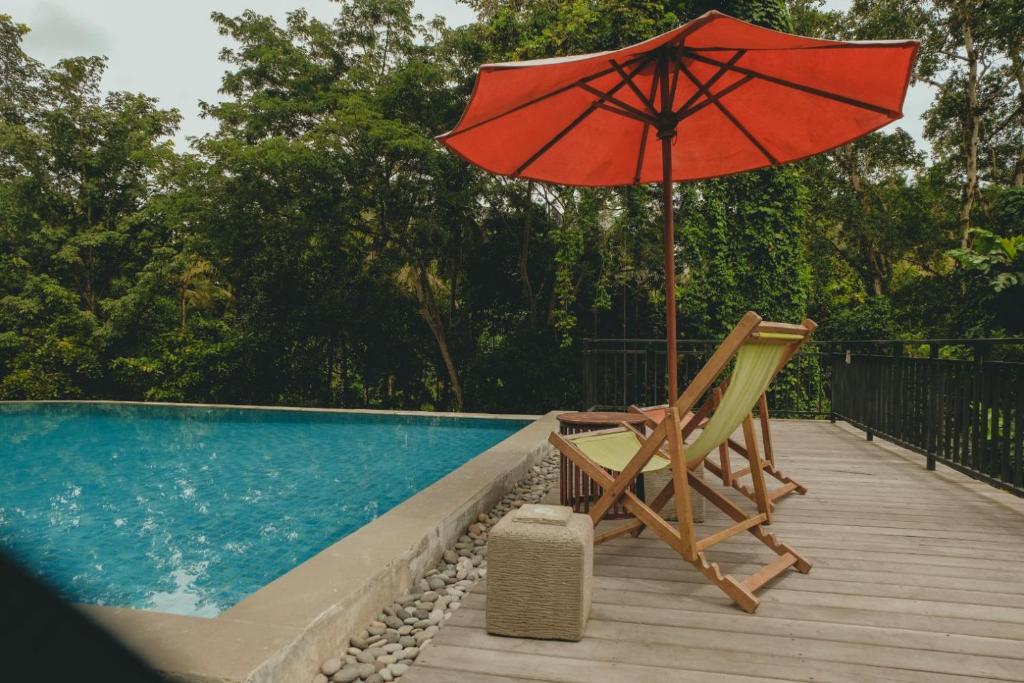 Bazén v ubytování Sekar Arum Riverside Resort in Canggu nebo v jeho okolí