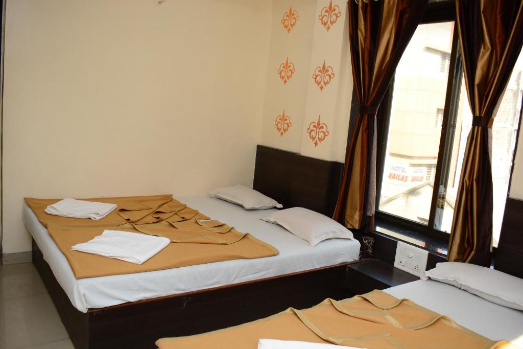 Postel nebo postele na pokoji v ubytování Hotel Sai Sampada NX