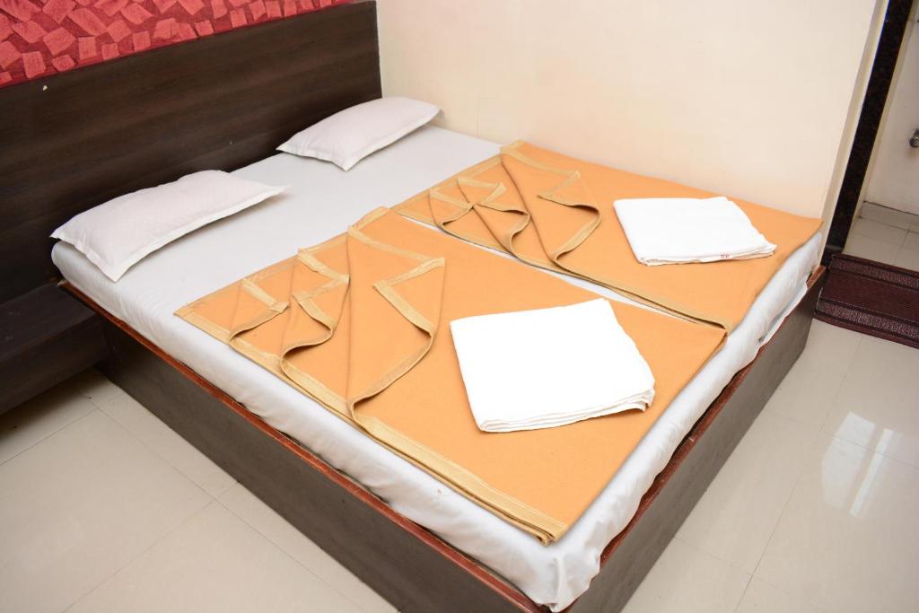 Postel nebo postele na pokoji v ubytování Hotel Sai Sampada NX