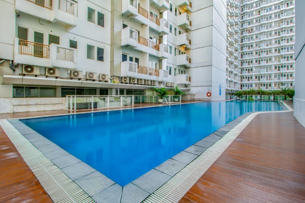 ein Schwimmbad in der Mitte eines Gebäudes in der Unterkunft Skyview Sentul Tower Apartments in Bogor