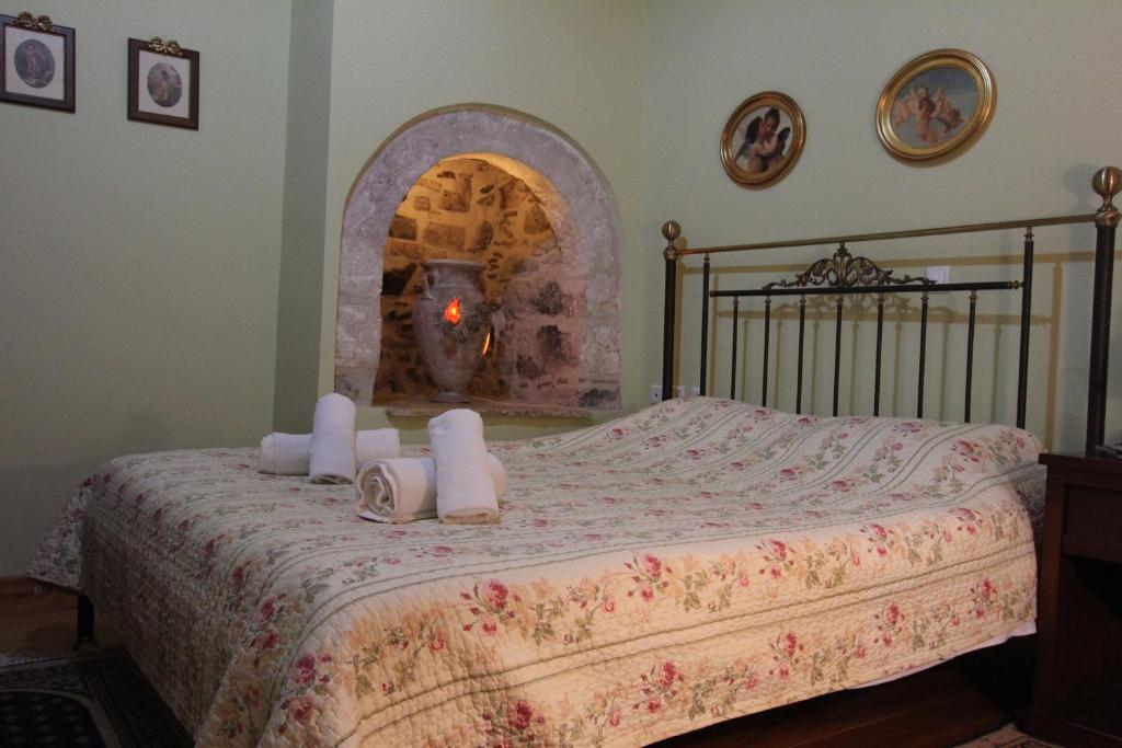 Letto o letti in una camera di Polyxenia Hotel