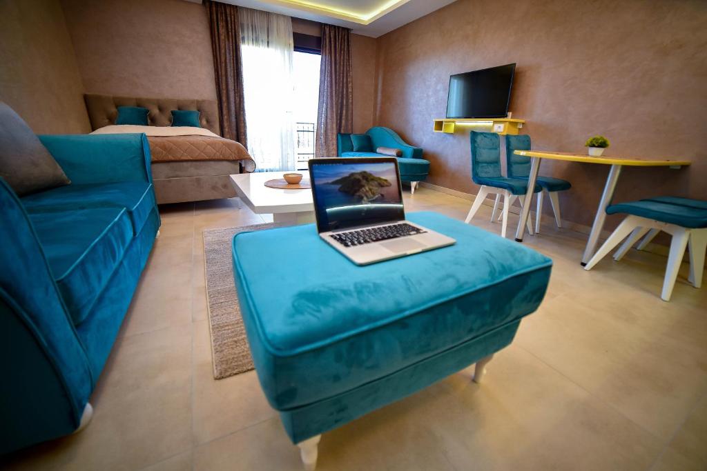 TV a/nebo společenská místnost v ubytování Apartmani Sofrenic-Hotel Adonis