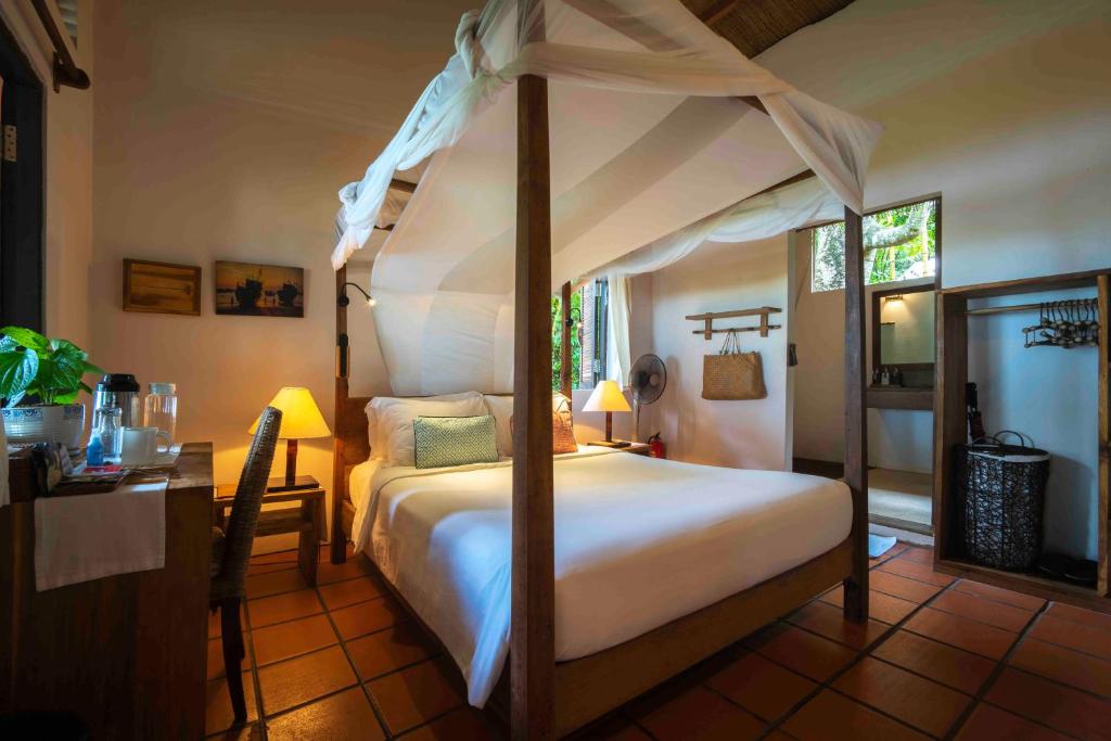 Giường trong phòng chung tại Mango Bay Resort