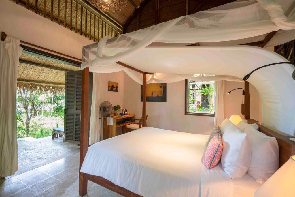 Postel nebo postele na pokoji v ubytování Mango Bay Resort