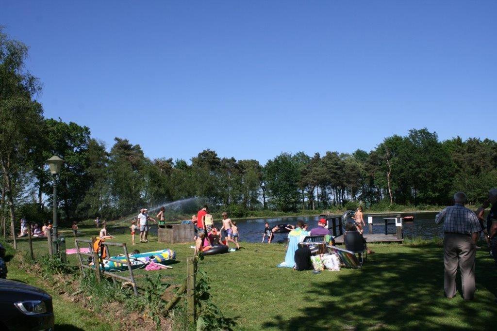 een groep mensen op het gras in een park bij Camping de Bosrand in Spier