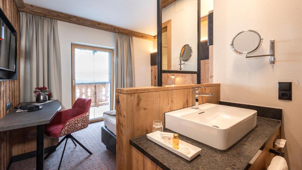 Televízia a/alebo spoločenská miestnosť v ubytovaní Alpenresort Fluchthorn
