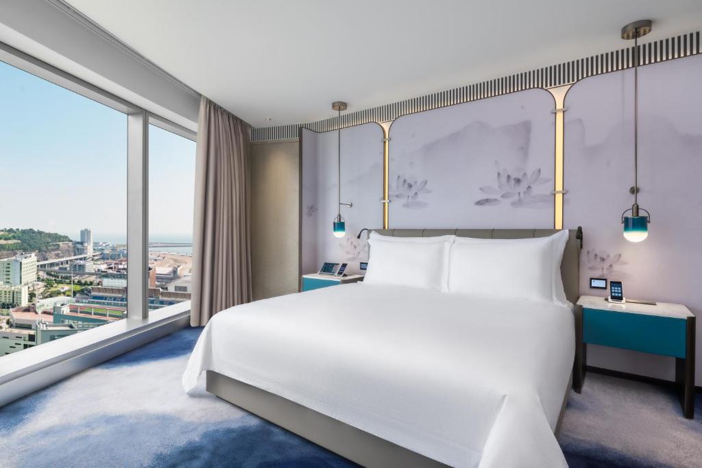 Postel nebo postele na pokoji v ubytování City of Dreams Macau - Nüwa Macau