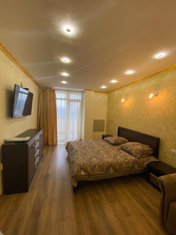 um quarto com uma cama e uma televisão na parede em вул Роксолани , 16 центр 300 м до бювету em Truskavets