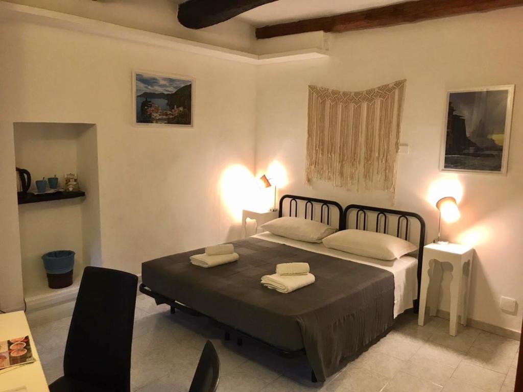 a bedroom with a bed with two towels on it at Camere Carlo in Vernazza