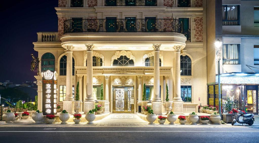 鱼池乡Sun Moon Lake Queen Castle Hotel 日月潭皇后古堡飯店的前方有钟的大建筑
