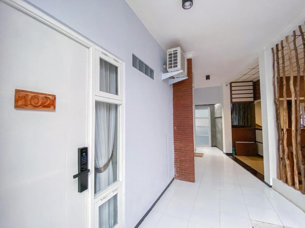 Postel nebo postele na pokoji v ubytování RedDoorz Syariah At Mitra Guest House