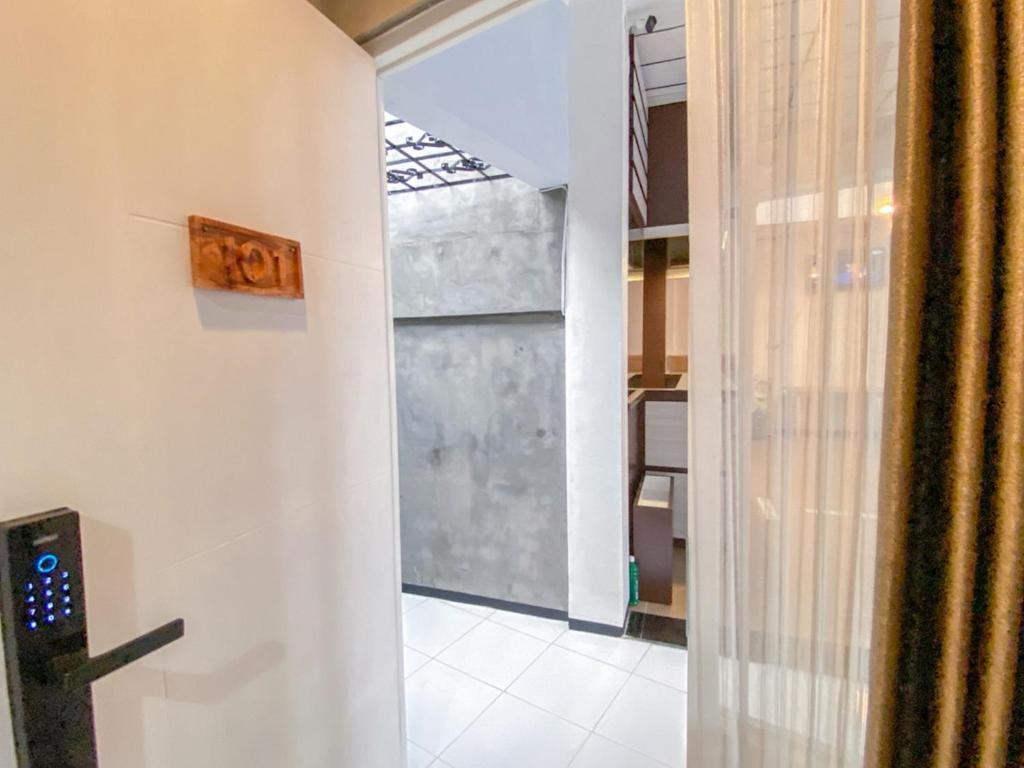 Fotografie z fotogalerie ubytování RedDoorz Syariah At Mitra Guest House v destinaci Malang
