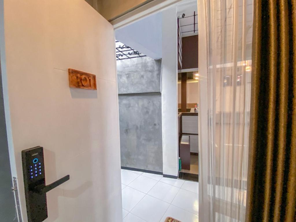 Koupelna v ubytování RedDoorz Syariah At Mitra Guest House