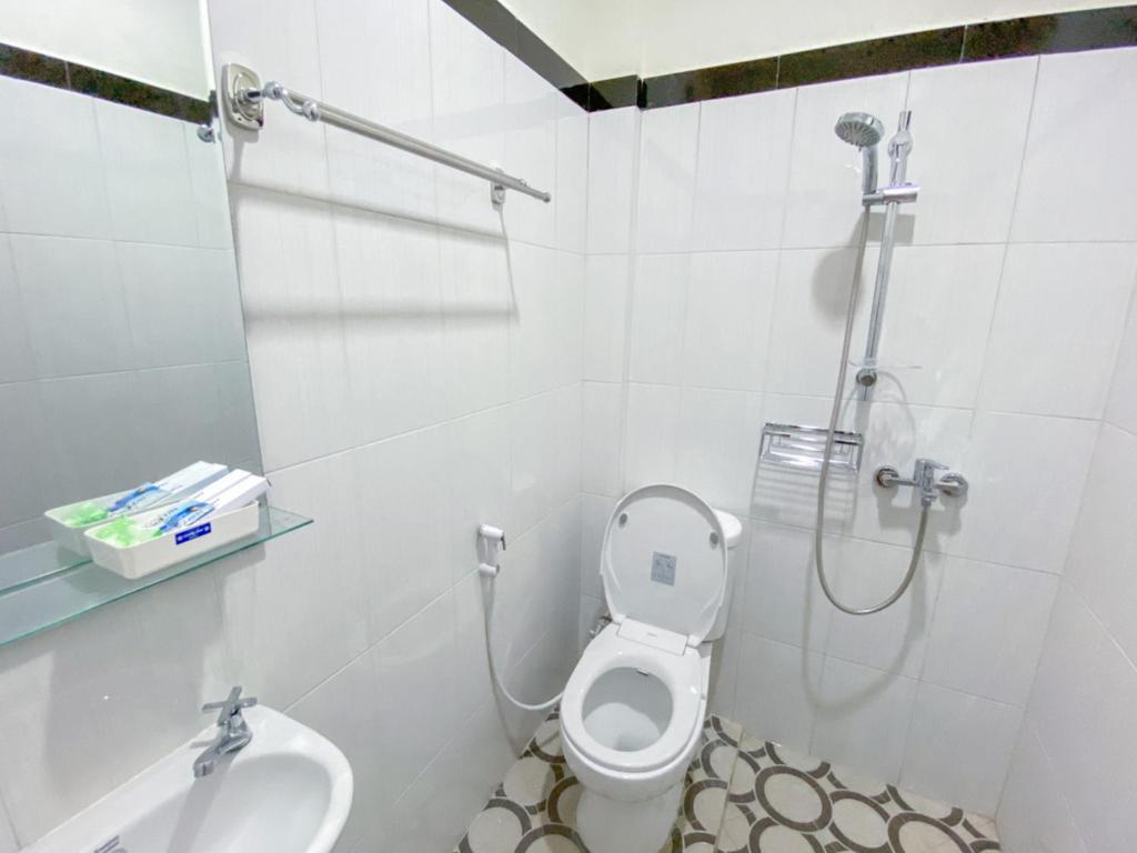 Koupelna v ubytování RedDoorz Syariah At Mitra Guest House