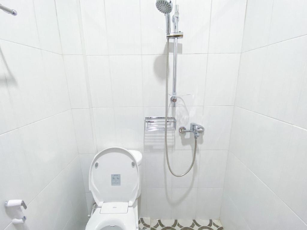Koupelna v ubytování RedDoorz Syariah At Mitra Guest House
