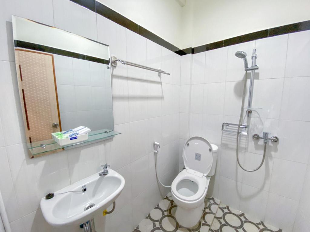 Koupelna v ubytování RedDoorz Syariah At Mitra Guest House