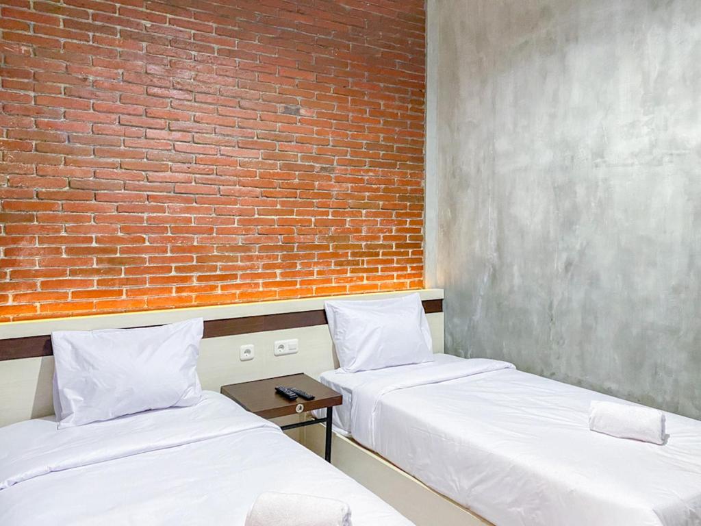 Postel nebo postele na pokoji v ubytování RedDoorz Syariah At Mitra Guest House