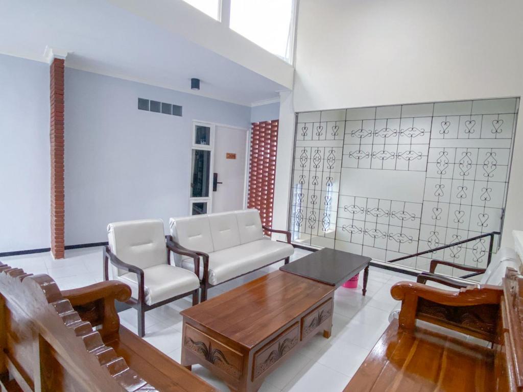Posezení v ubytování RedDoorz Syariah At Mitra Guest House