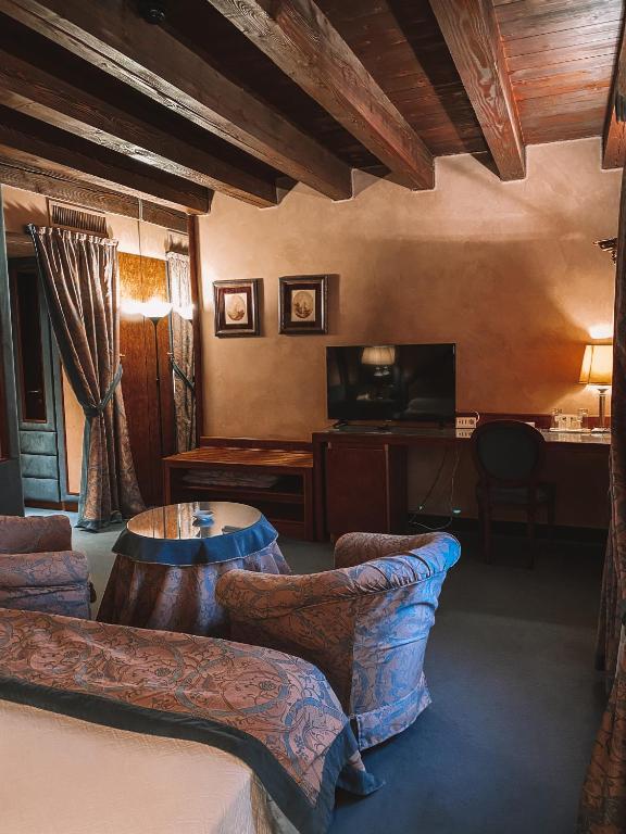 Televízia a/alebo spoločenská miestnosť v ubytovaní Relais Villabella Hotel