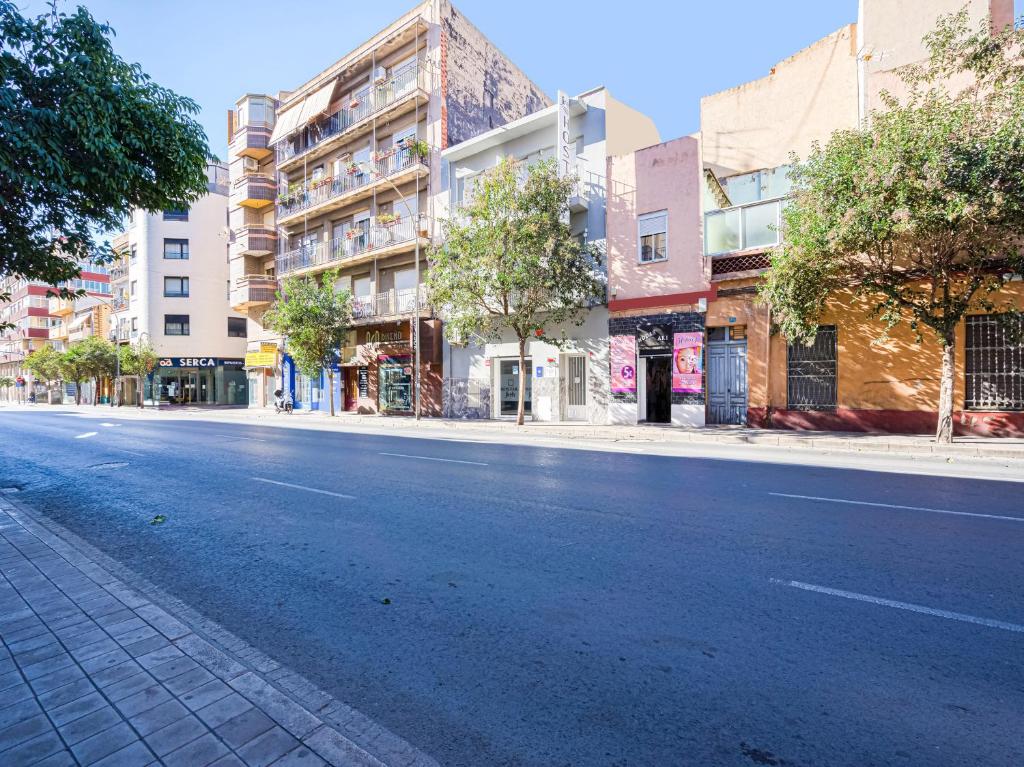 una calle vacía en una ciudad con edificios en Hostal Jireh, en Alicante