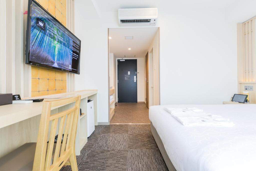 Postel nebo postele na pokoji v ubytování Henn na Hotel Premier Kyoto Eki Hachijoguchimae