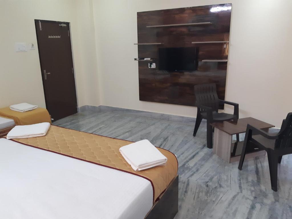 Postel nebo postele na pokoji v ubytování Devansh Bhanu Residency DBR