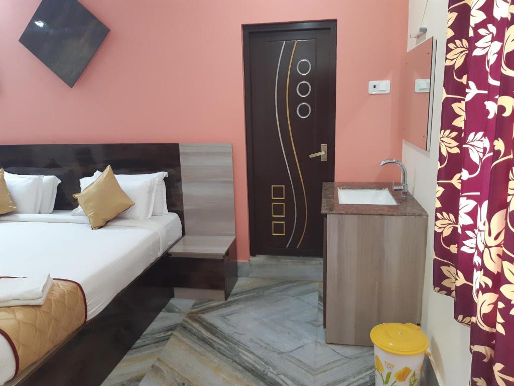 Postel nebo postele na pokoji v ubytování Devansh Bhanu Residency DBR