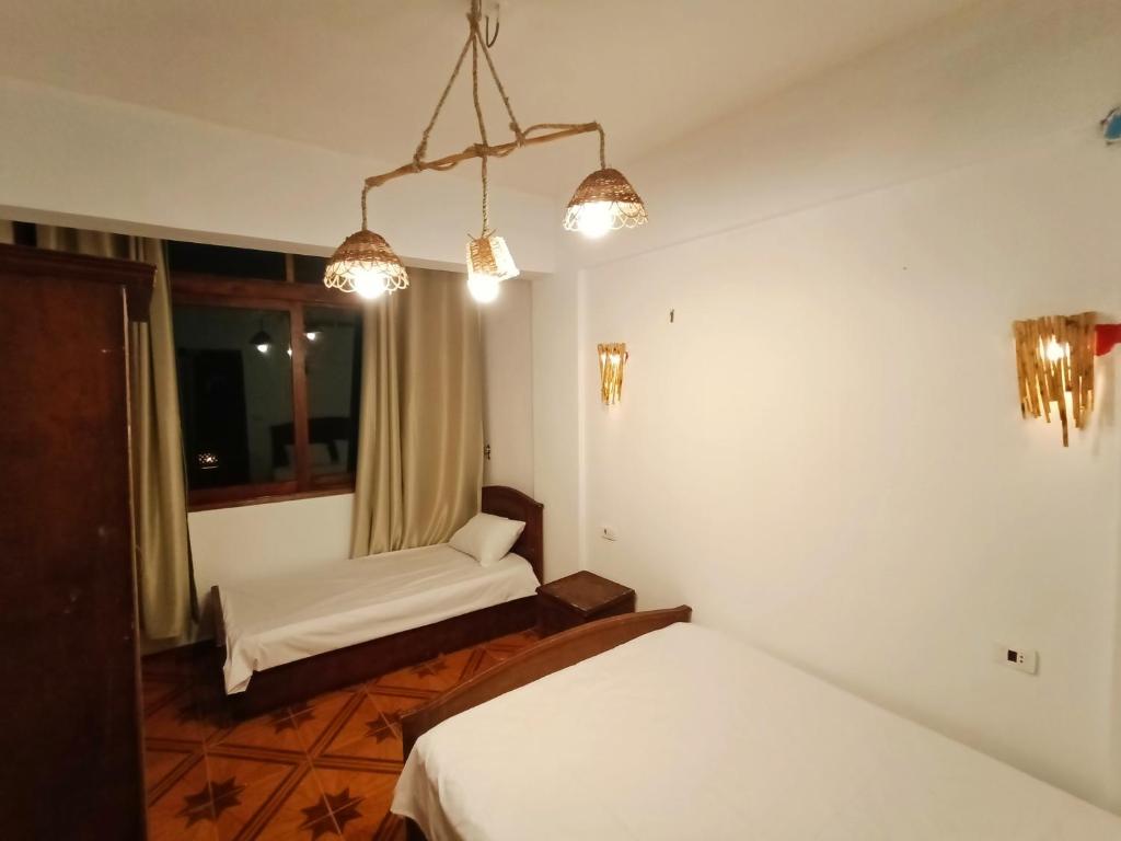 Postel nebo postele na pokoji v ubytování The Spot el assalaa apartments