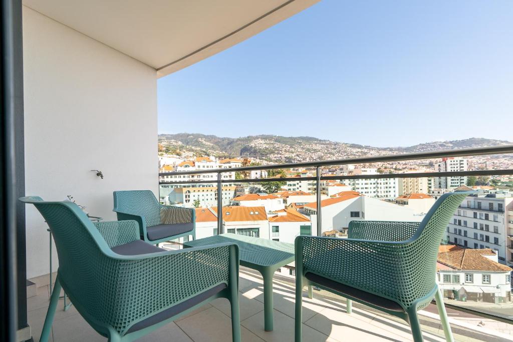 balcone con sedie e vista sulla città di Casa dos Filhos by Rent2U, Lda a Funchal