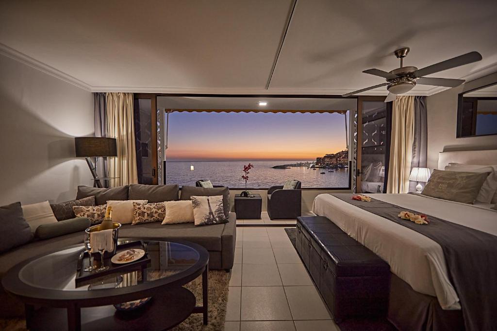 a living room with a bed and a view of the ocean at Doñana 924 in Patalavaca