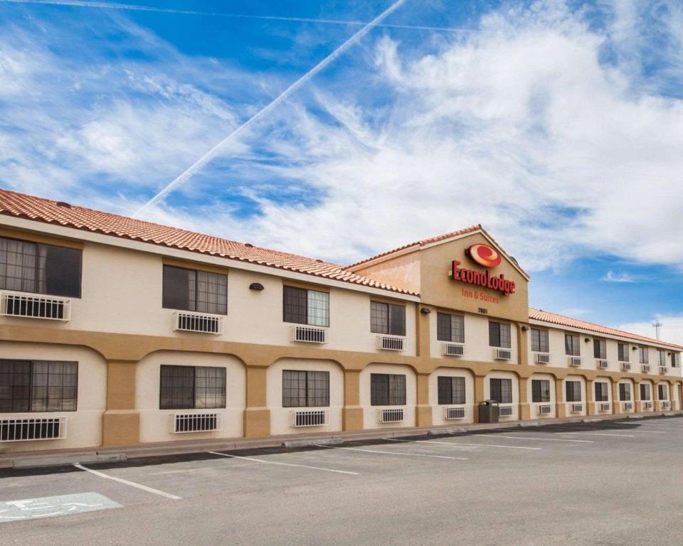 una vista frontal de un hotel con un edificio en Econo Lodge Inn & Suites, en El Paso
