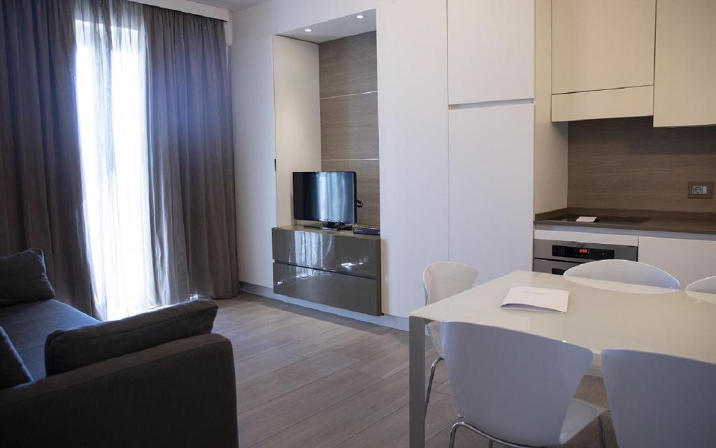 Kuchyň nebo kuchyňský kout v ubytování Smeraldo Suites & Spa