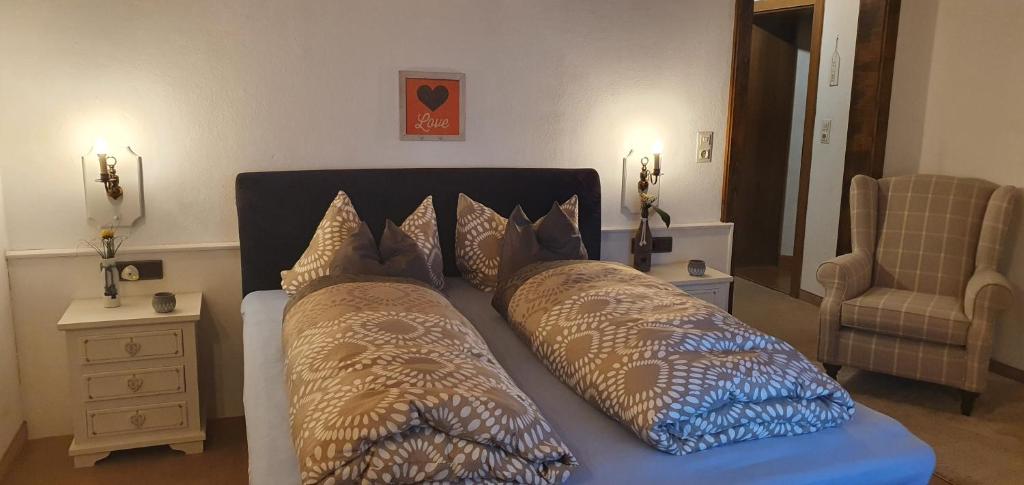 Postel nebo postele na pokoji v ubytování Hotel Gasthof Gaistal