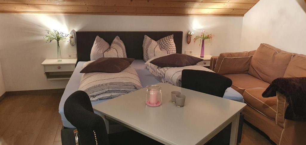 Postel nebo postele na pokoji v ubytování Hotel Gasthof Gaistal