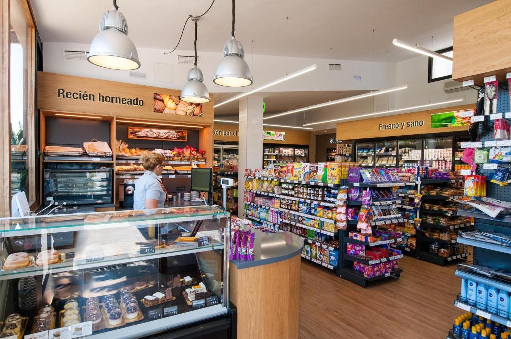 Supermarket nebo jiné obchody v  vily nebo okolí