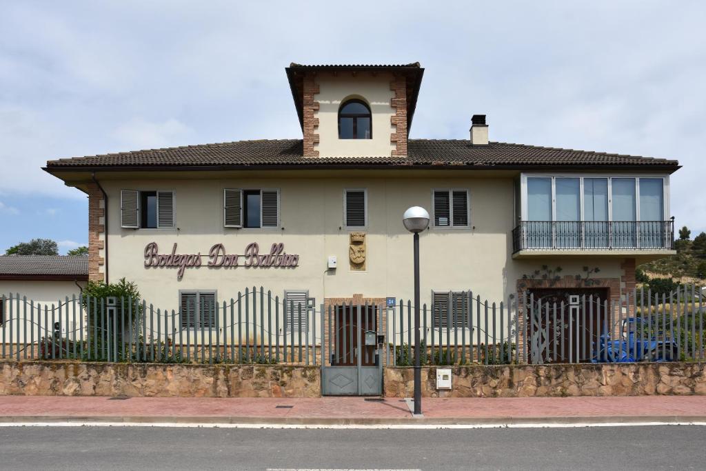 una casa bianca con una recinzione di fronte di Bodega Don Balbino a La puebla de Labarca 