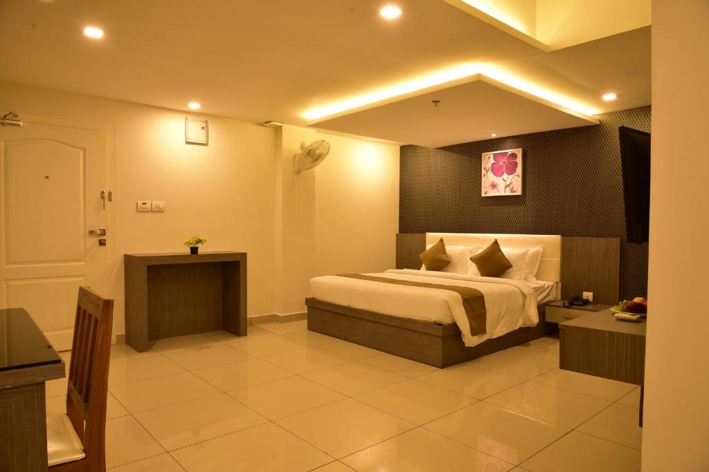 Postel nebo postele na pokoji v ubytování WHITE SUITE HOTEL