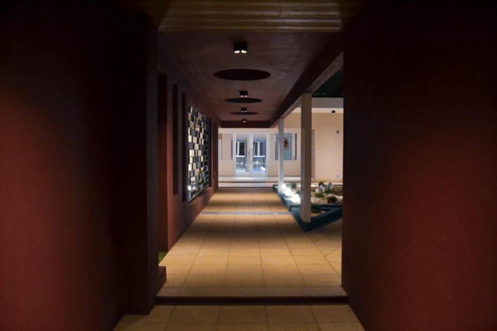 奇維爾科伊的住宿－Garden 33 1A，走廊在建筑物里,有长长的走廊