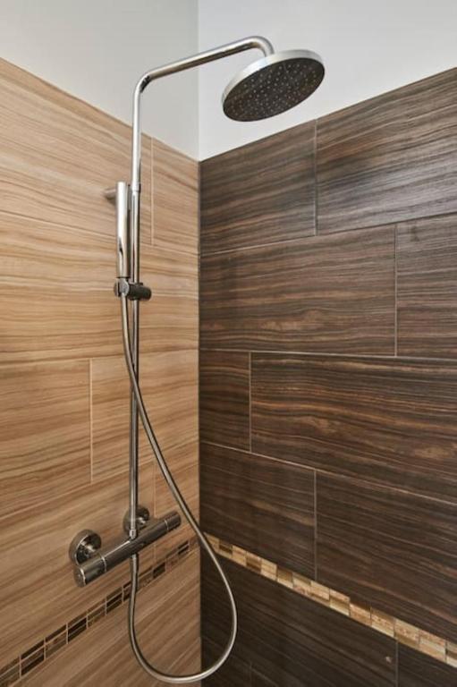 A bathroom at ORANGEHOMES Fantastic 3 bedrooms apartment Dohány street