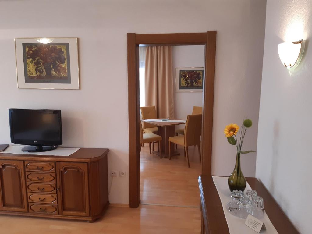 Televízia a/alebo spoločenská miestnosť v ubytovaní Landhaus Klausnerhof Hotel Garni