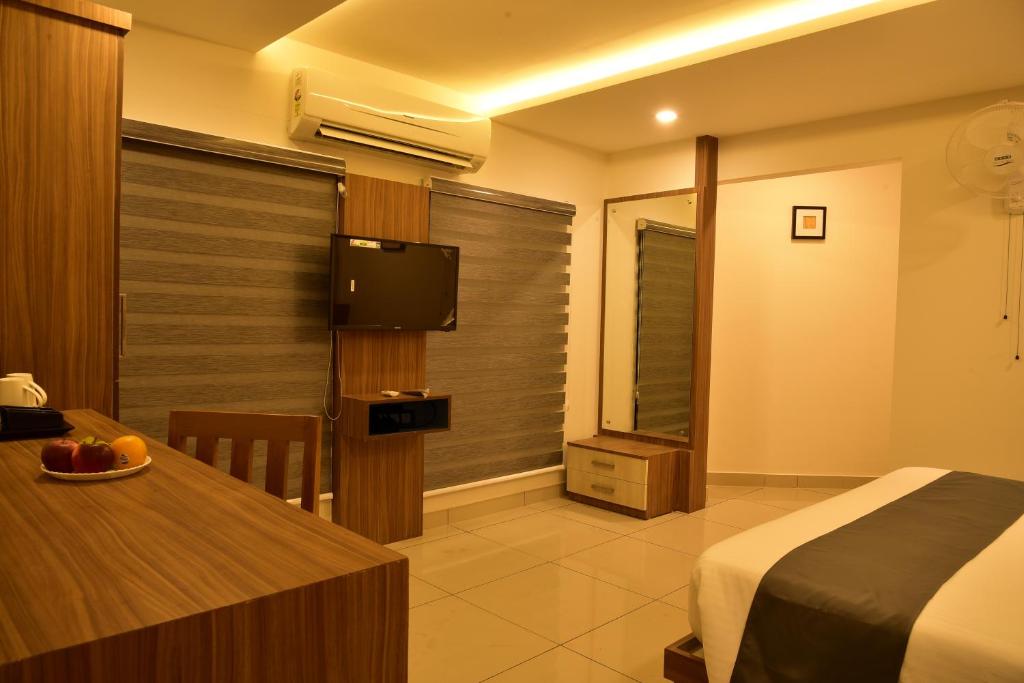 TV a/nebo společenská místnost v ubytování WHITE SUITE HOTEL